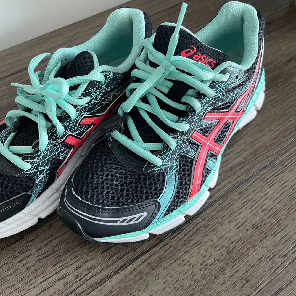 Asics woman running shoes size 7 good used condition